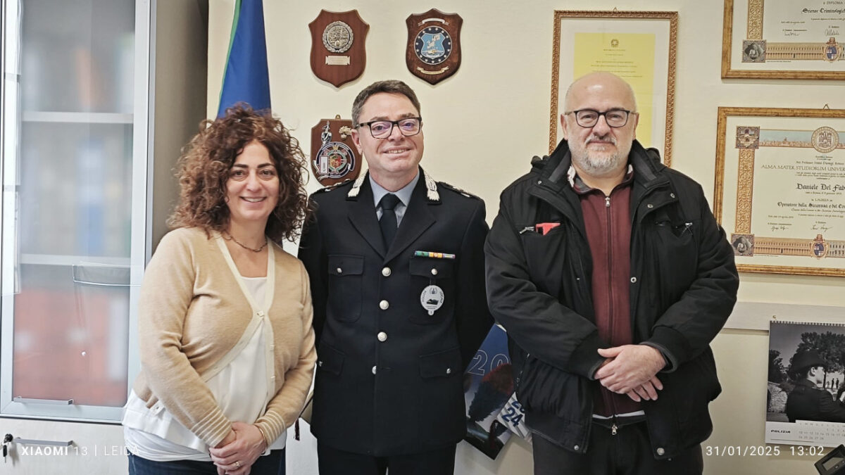 Da destra il presidente della Cento Fiori Cristian Tamagnini, il comandante della PL Daniele Del Fabbro e la collega Cristina Fabbri