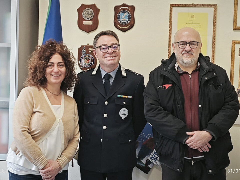 Da destra il presidente della Cento Fiori Cristian Tamagnini, il comandante della PL Daniele Del Fabbro e la collega Cristina Fabbri